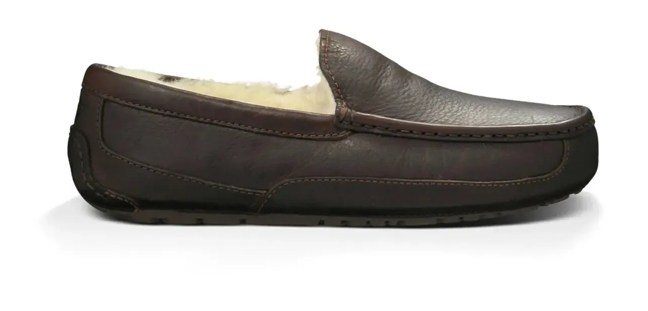 The Men’s UGG Ascot (Leather) Slipper – Timeless Style & Everyday Comfort