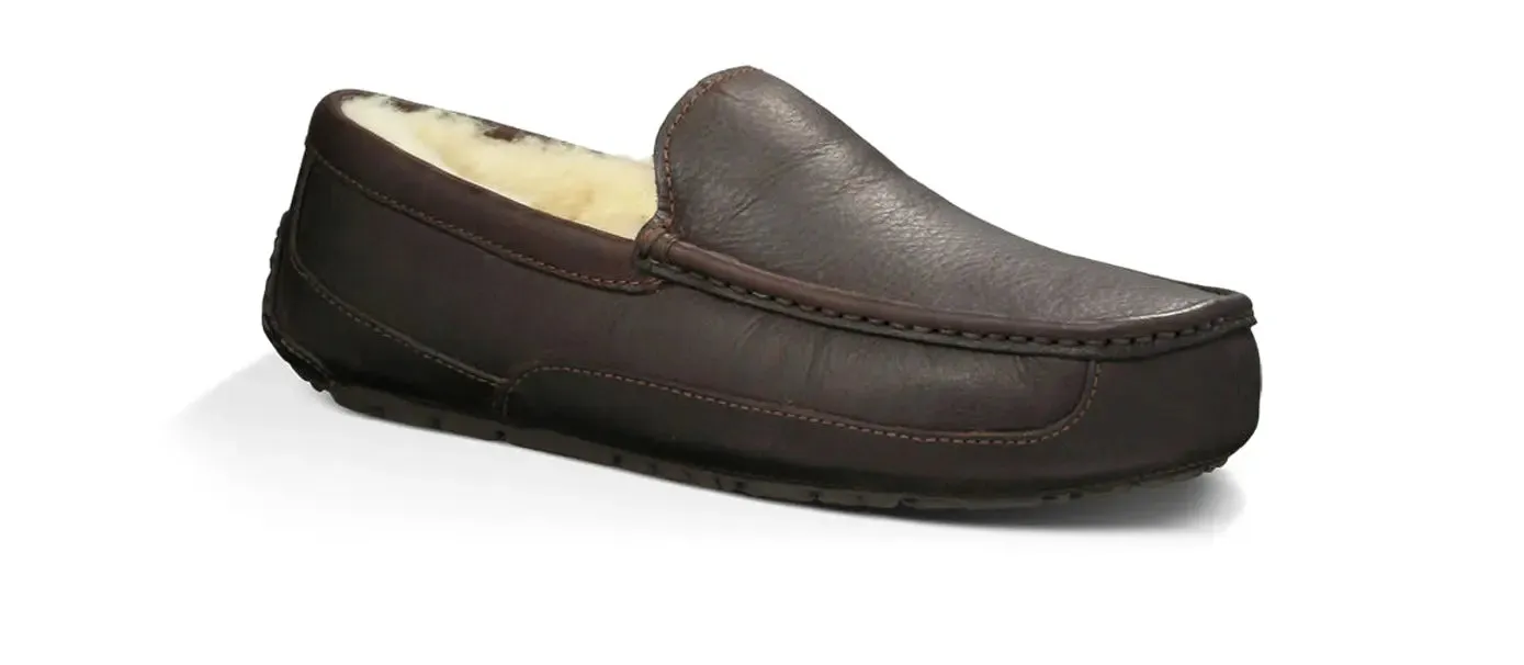 The Men’s UGG Ascot (Leather) Slipper – Timeless Style & Everyday Comfort