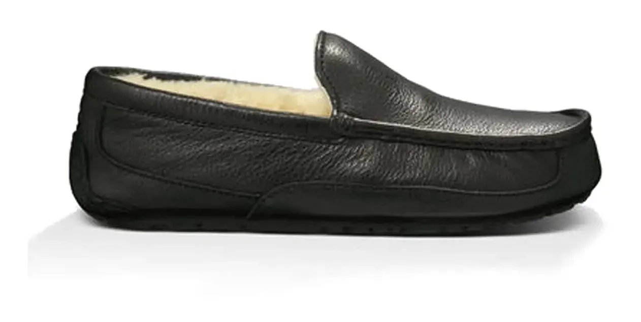 The Men’s UGG Ascot (Leather) Slipper – Timeless Style & Everyday Comfort